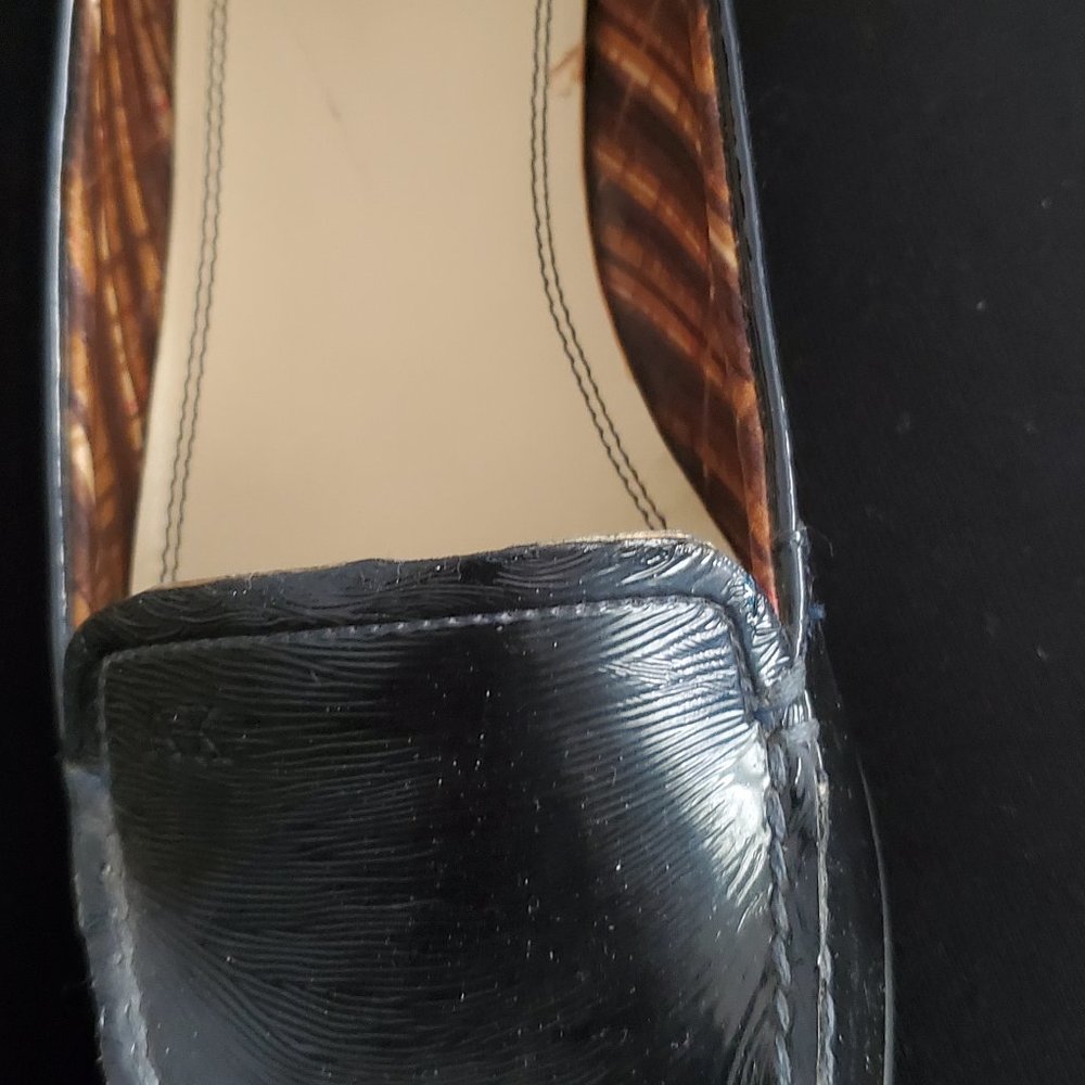 Dark Blue Patent leather 9.5M flat shoes. $26.00 Size: 9.5M